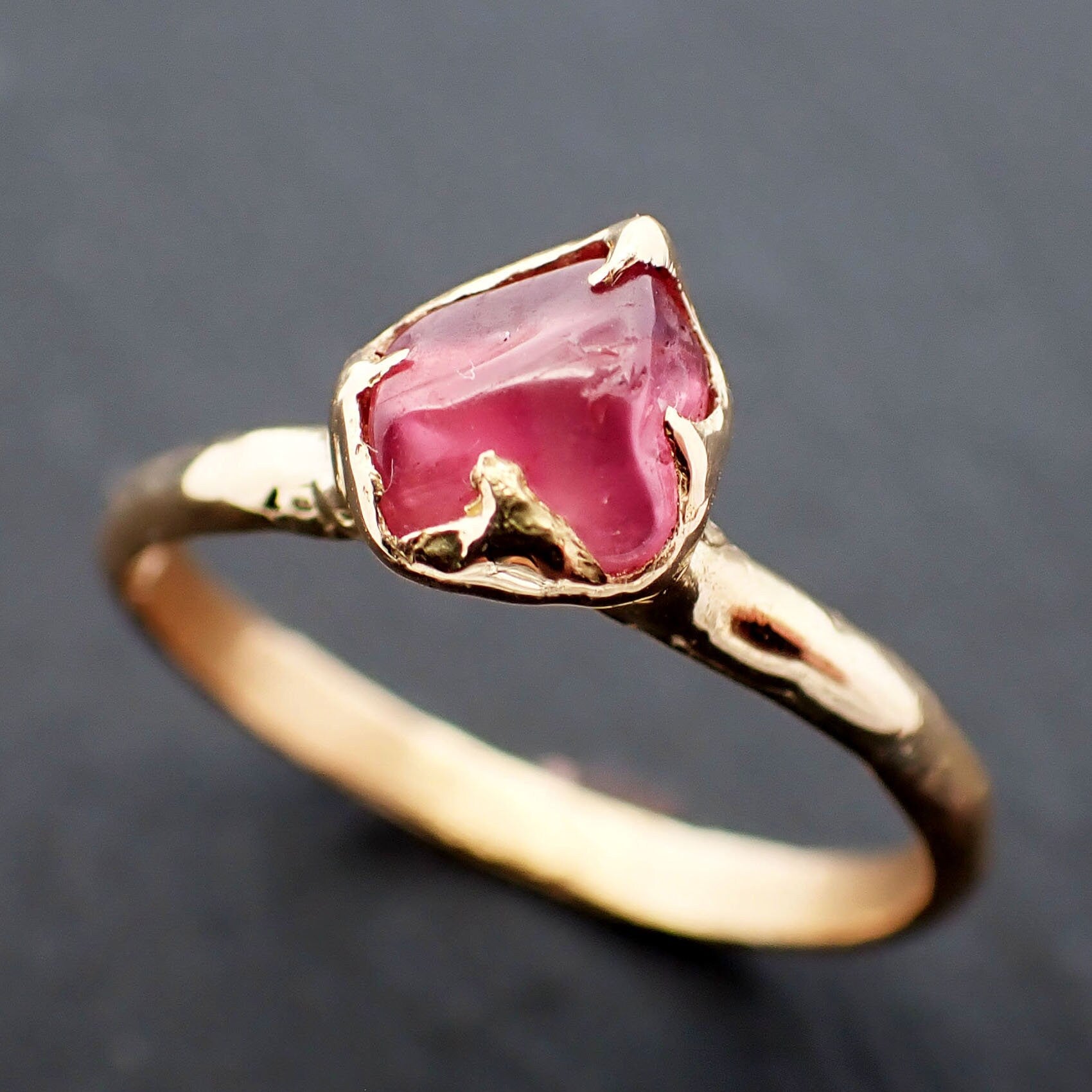 Sapphire tumbled yellow 18k gold Solitaire pink tumbled gemstone ring 3506