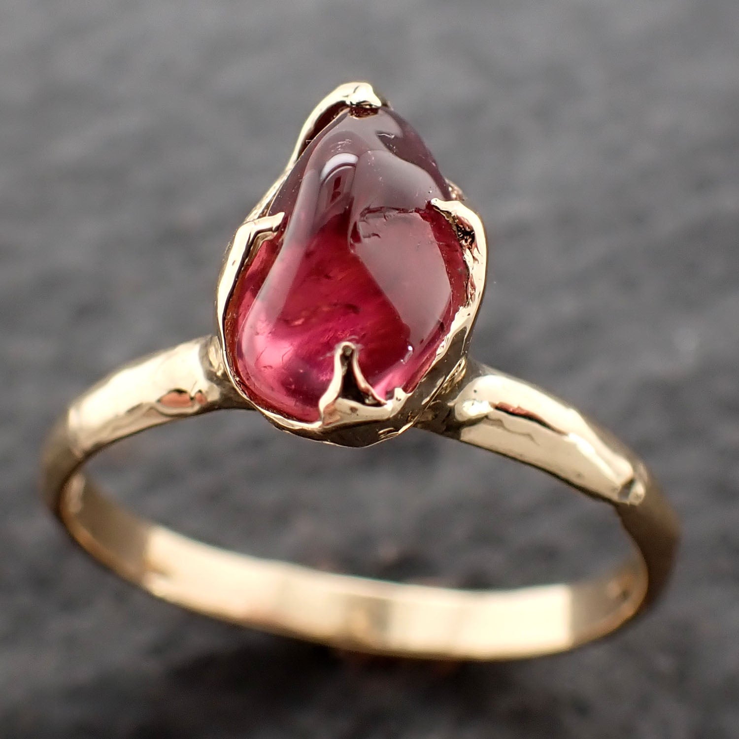 Sapphire Pebble candy pink polished 18k yellow gold Solitaire gemstone ring 2633